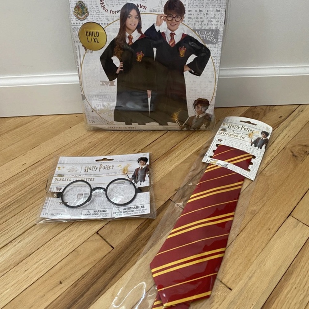 Harry Potter- Gryffindor Robe with Tie and Glasses